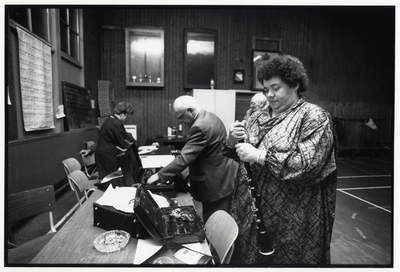 108056 Afbeelding van de leden van het Koninklijk Utrechts Dilettanten Orkest (K.U.D.O.), na afloop van een repetitie ...